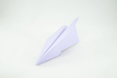 紫纸飞机上的白色背景, 孤立。概念 想法 航空公司, 自由, 领导力, 成功和创造性。特写