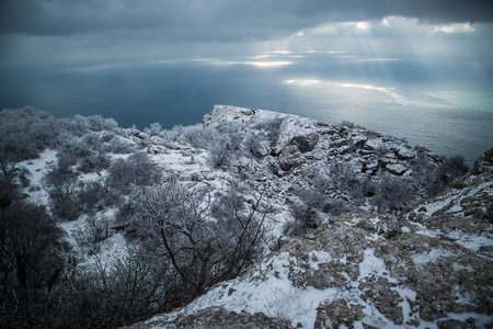 冬天雪风景, 山和森林。克里米亚