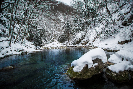 冬天风景与木河。俄罗斯的冬天。Ctimea 大 Canion