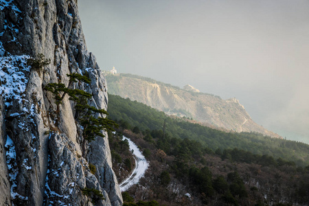 一个寒冷而晴朗的日子在山里。雪冬山湖明亮而早