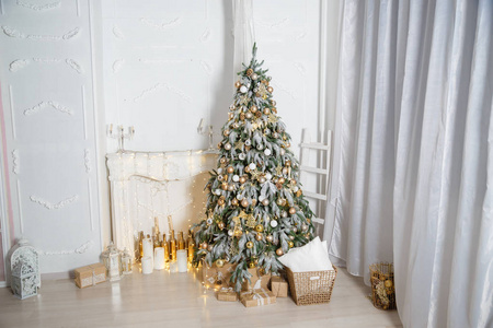 装饰的圣诞树用各种礼品。圣诞节和新年的庆祝活动。节日圣诞节场景。圣诞礼物在圣诞树下