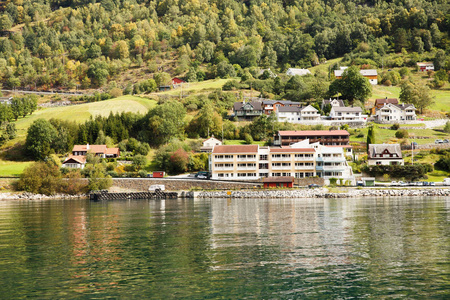 风景与 Naeroyfjord, 山和传统村庄房子在挪威