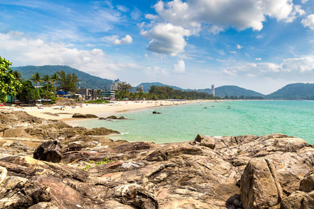 普吉岛的巴东海滩和安达曼海在泰国的夏天一天