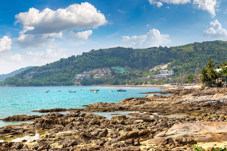 普吉岛的巴东海滩和安达曼海在泰国的夏天一天