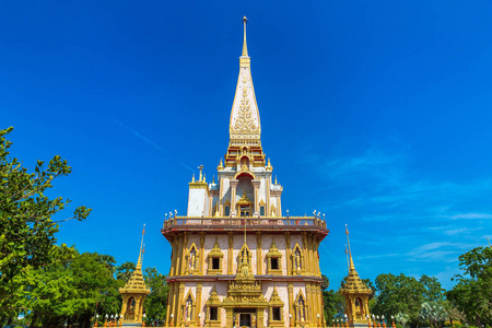 查龙寺在泰国普吉岛在夏天的一天