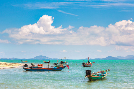 传统木渔人船在帕岸岛, 泰国在夏季的一天