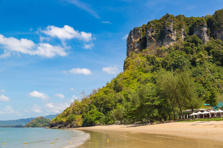 澳排 Plong 海滩, 甲米, 泰国在一个夏天的日子里