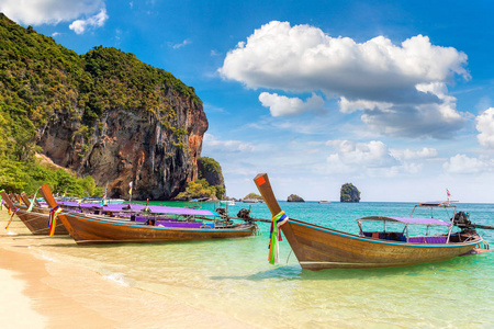传统的长尾船在奥南海滩, 甲米, 泰国在夏天的一天