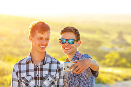 有趣的朋友在阳光明媚的日子带自拍照片