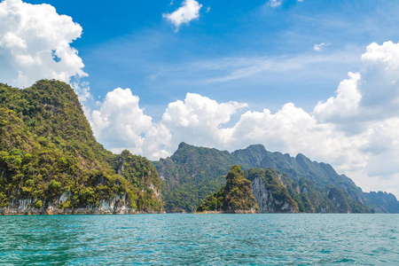 美丽的自然在姚照东兰湖, Ratchaprapha 水坝, 考索克国家公园在泰国在夏天天