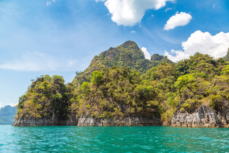 美丽的自然在姚照东兰湖, Ratchaprapha 水坝, 考索克国家公园在泰国在夏天天