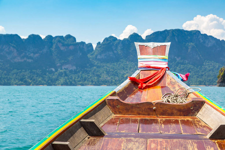 木制泰国传统长尾船在姚照东兰湖, Ratchaprapha 大坝, 考索国家公园在泰国在一个夏天的一天