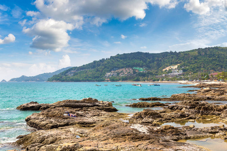 普吉岛的巴东海滩和安达曼海在泰国的夏天一天