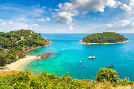 阳光明媚的努伊湾海滩在 yanui 海滩全景在泰国普吉岛在夏天天照片