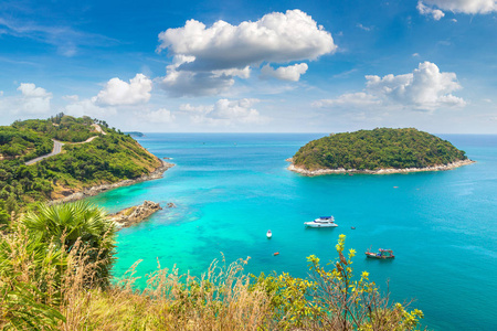 在 Yanui 海滩全景在泰国普吉岛在夏天天