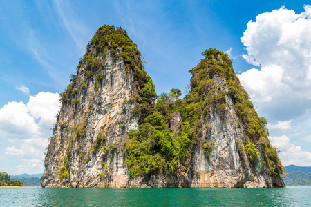 美丽的自然在姚照东兰湖, Ratchaprapha 水坝, 考索克国家公园在泰国在夏天天