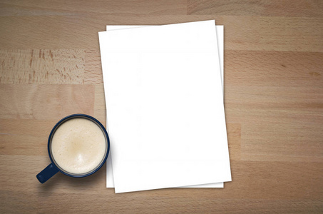 空白信笺和咖啡杯在木桌背景。空白品牌模板。用于将设计放置在品牌标识上的样机。顶部视图