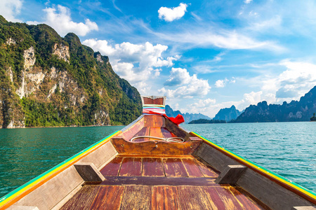 木制泰国传统长尾船在姚照东兰湖, Ratchaprapha 大坝, 考索国家公园在泰国在一个夏天的一天