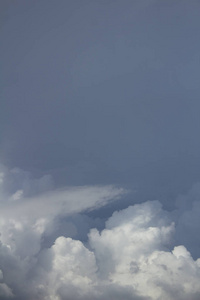 暴风雨前深蓝天空上的白色积云云