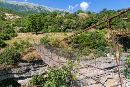 老桥梁的看法在河 Viosa, 阿尔巴尼亚