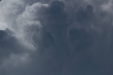 暴风雨前深蓝天空上的白色积云云