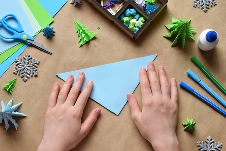 儿童 diy 的概念.手工工艺品在假日用您自己的手照片