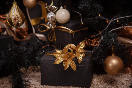 装饰着美丽的冷杉圣诞树的圣诞房。黑色和金色