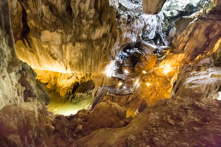 马来西亚沙捞越姆鲁国家公园, 清水洞内有木板行走径的巨型硐室