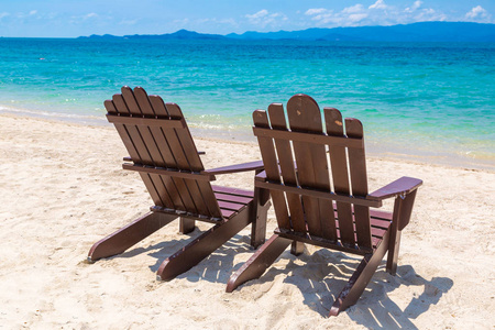 在苏梅岛的一个沙滩上的空木椅, 泰国在夏天的一天