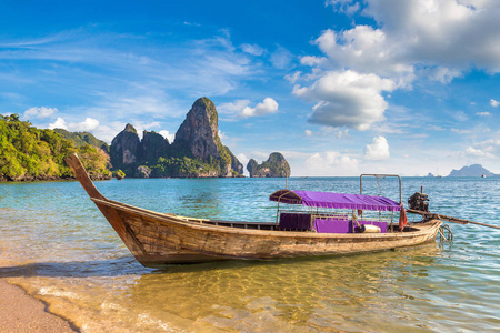 传统的长尾船在莱利海滩, 甲米, 泰国在夏天的一天