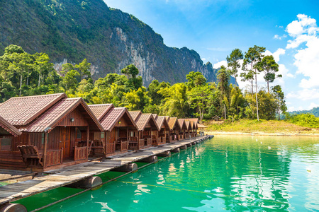 传统泰国平房在姚照东兰湖, Ratchaprapha 水坝, 考索克国家公园在泰国在夏天的一天