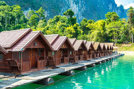 传统泰国平房在姚照东兰湖, ratchaprapha 水坝, 考索克国家公园在