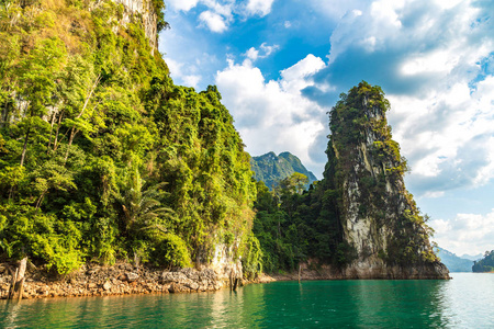 美丽的自然在姚照东兰湖, Ratchaprapha 水坝, 考索克国家公园在泰国在夏天天