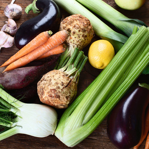 新鲜的当地蔬菜品种。顶部视图。健康饮食