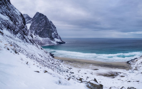 挪威罗弗敦群岛的海洋和山脉全景。海浪在海边。自然风景在挪威