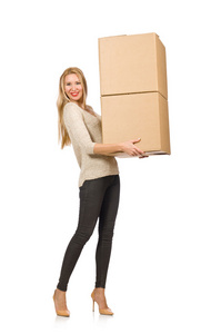 女人用箱子搬到新房子上白色孤立