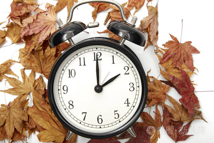 秋季时间的图像变化, 回落概念, 干燥的树叶和老式闹