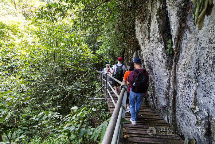 马来西亚沙捞越姆鲁国家公园从风洞到清水洞的游客步行小径