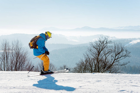 享受在高山滑雪的滑雪者