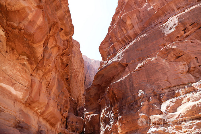 瓦迪鲁姆沙漠山也被称为月亮谷是东面的亚喀巴切砂岩和花岗岩岩石在