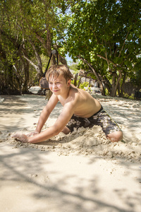 快乐的小男孩挖沙子