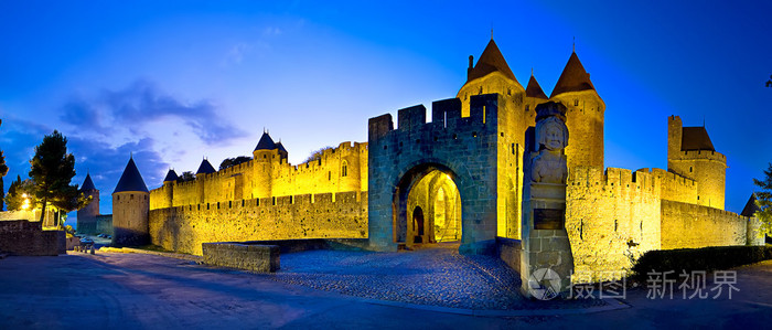 全景的卡尔卡松城堡在夜景