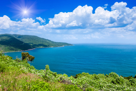 在这座山，越南下龙湾