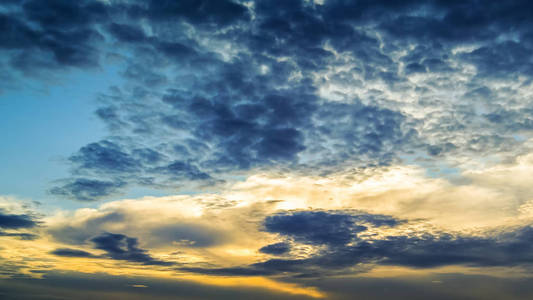 戏剧性的天空与夕阳光背景