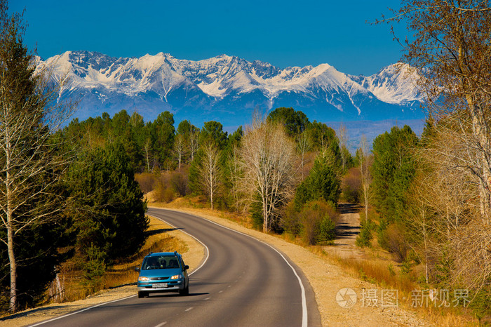 美丽的春天景观的西萨彦岭山脉