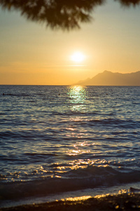 海浪和涟漪在日落背景