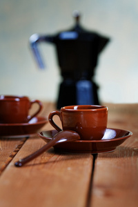 杯的咖啡和农村的桌上的咖啡壶