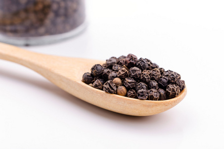 胡椒勺黑胡椒在木勺照片