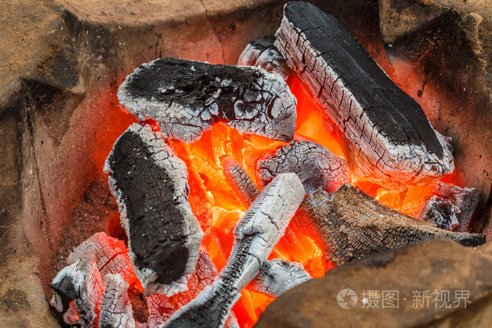 在炉中燃烧的木炭