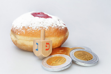 光明节甜甜圈和纺纱顶部犹太教的传统节日食品和玩具